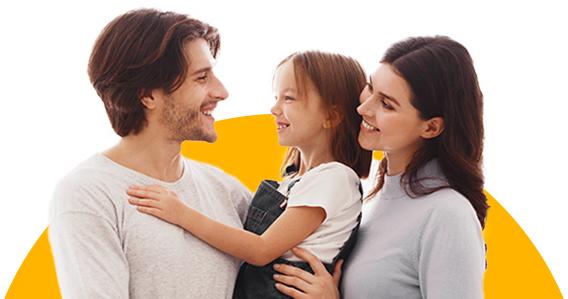 Imagen de una familia feliz asegurada con agencia de seguros reale